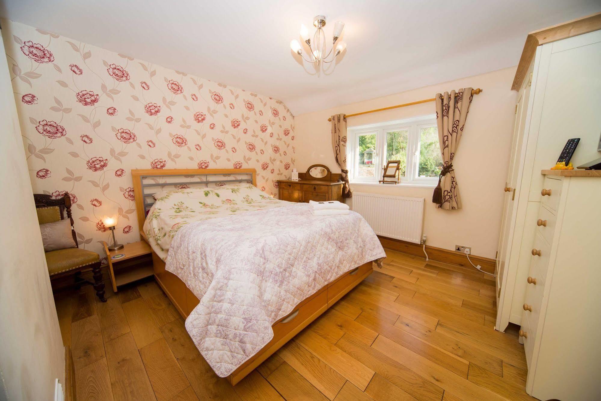 Cozy Snug Room, Short Drive To Lyme Regis, Crackling Fireplace, Private Balcony & Stunning Countryside Views, Free Private Parking & Wifi Axminster Extérieur photo