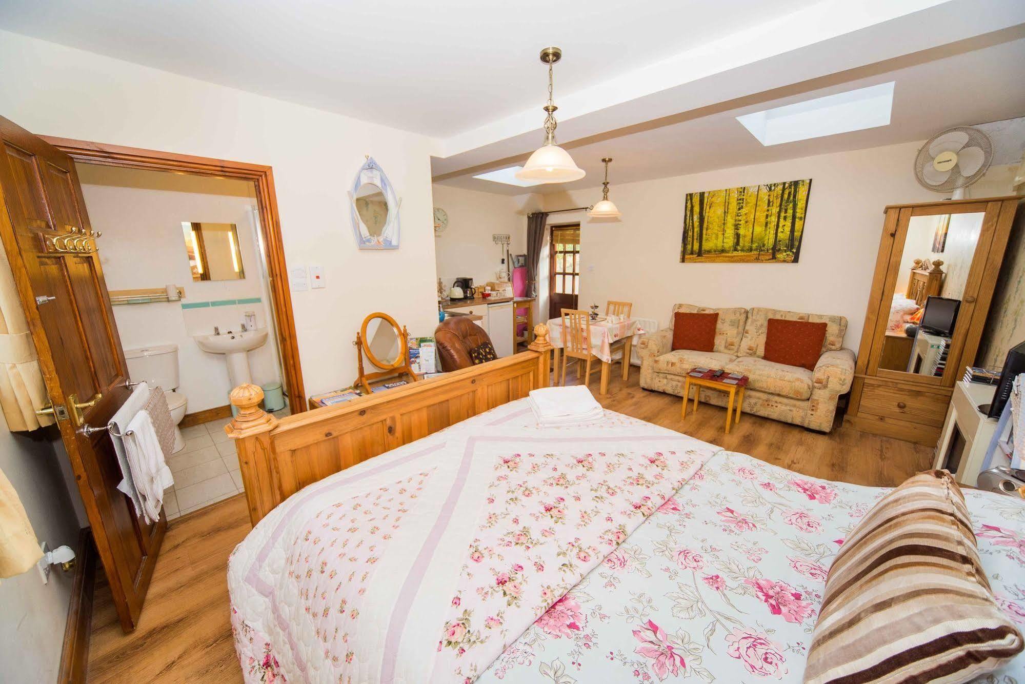 Cozy Snug Room, Short Drive To Lyme Regis, Crackling Fireplace, Private Balcony & Stunning Countryside Views, Free Private Parking & Wifi Axminster Extérieur photo