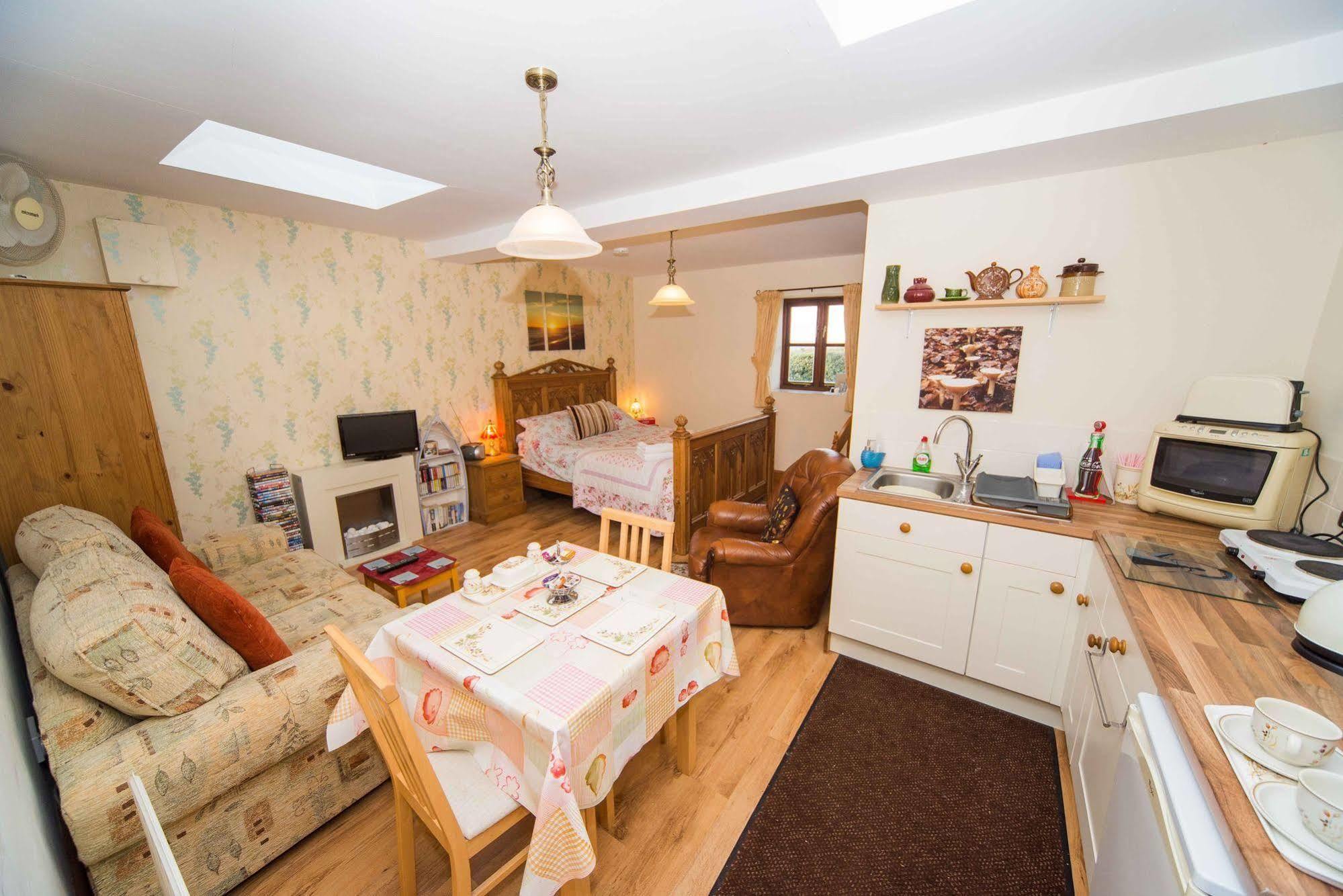 Cozy Snug Room, Short Drive To Lyme Regis, Crackling Fireplace, Private Balcony & Stunning Countryside Views, Free Private Parking & Wifi Axminster Extérieur photo
