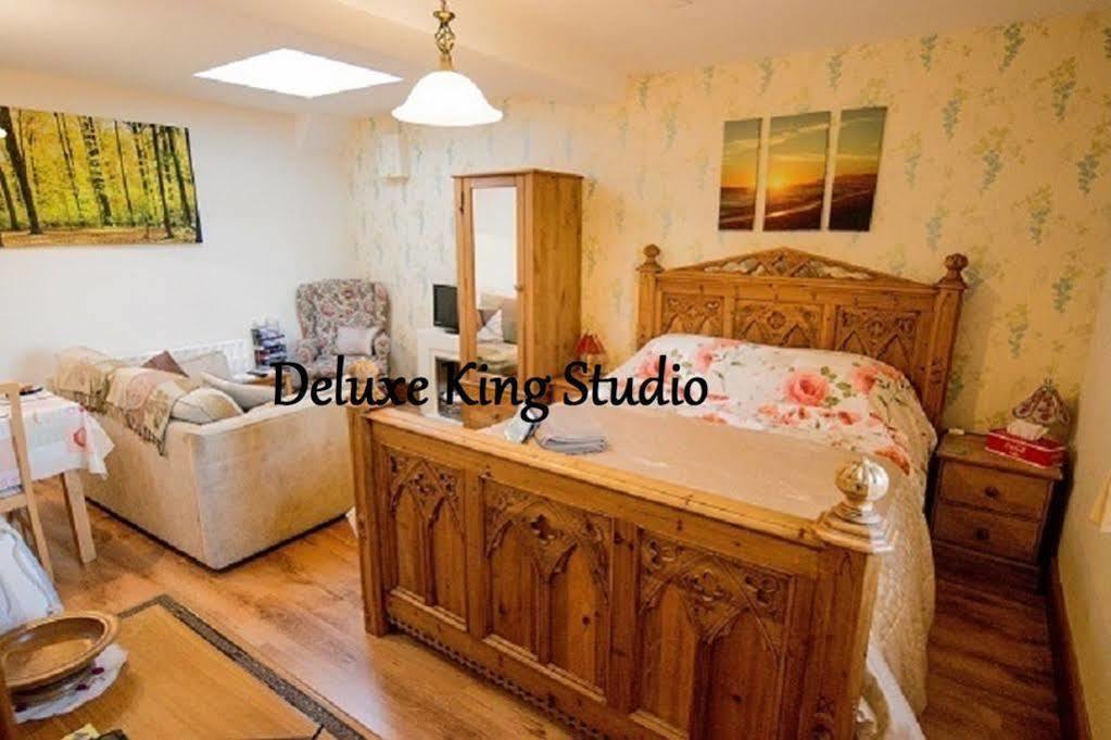 Cozy Snug Room, Short Drive To Lyme Regis, Crackling Fireplace, Private Balcony & Stunning Countryside Views, Free Private Parking & Wifi Axminster Extérieur photo